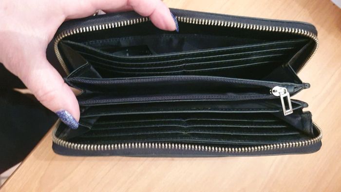 Grand portefeuille Guess - photo numéro 14