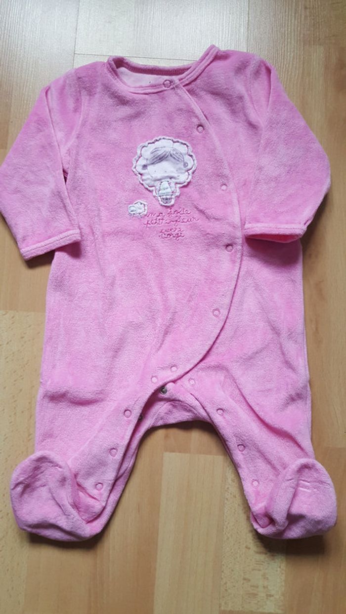 Pyjama 9 mois mais taille petit comme un 6 mois