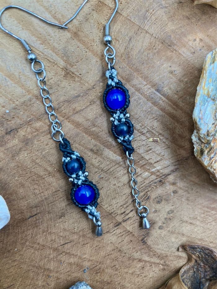 Boucles d’oreilles pendantes dépareillées macramé chaînes pierres Agate et Azurite - photo numéro 3