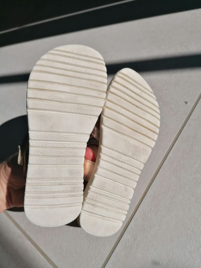 Très jolies 😍 sandales 'Kickers' - photo numéro 10
