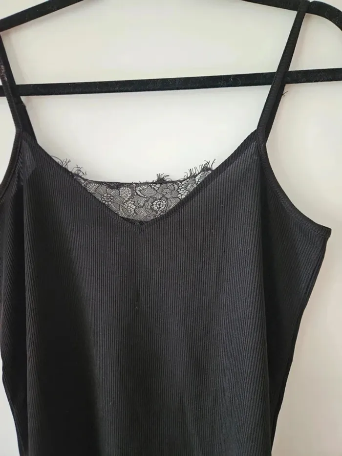 Débardeur noir côtelé col V avec dentelle Pimkie taille 38/M - photo numéro 2