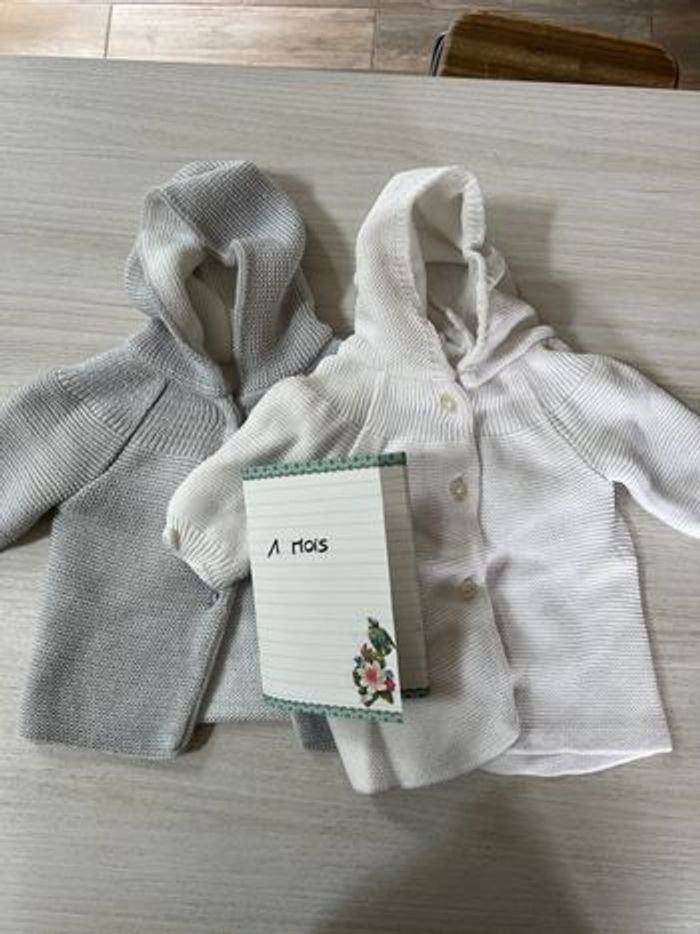 2 gilets blanc et gris 1 mois