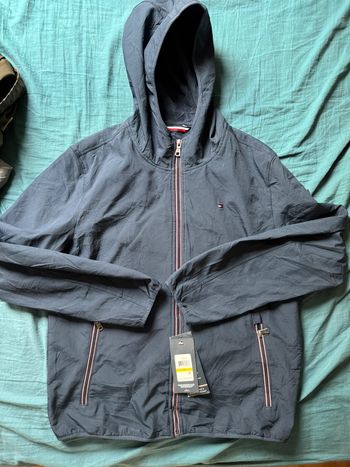 Veste Tommy Hilfiger à capuche  – Déperlante & respirante – Neuve avec étiquettes