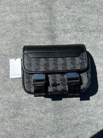 Sacoche Lacoste The Blend NH3787LX monogram noir bandoulière crossbody homme unisexe