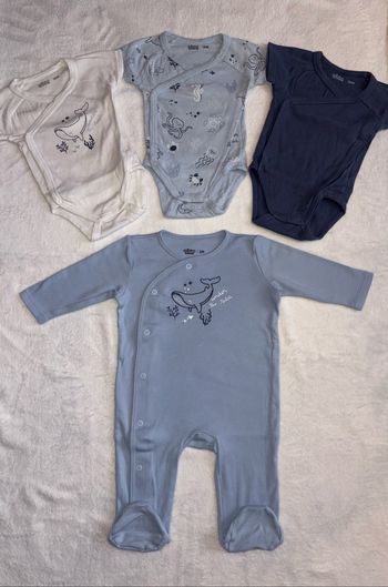 ensemble assorti baleine/mer, 1 pyjama & 3 bodys