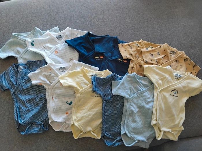 Lot 12 bodies manches courtes