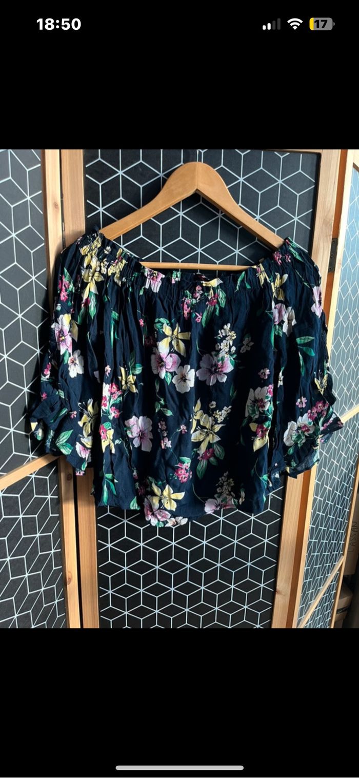 Blouse noire fleurie Bershka