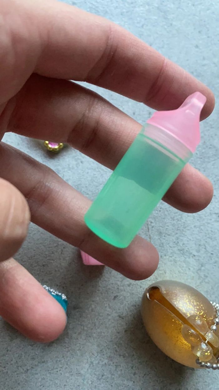 Lot accessoires pour poupée Barbie chaussures gourde collier sac parfum - photo numéro 7