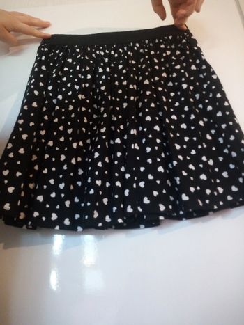 Jupe noire avec des motifs en forme de cœur