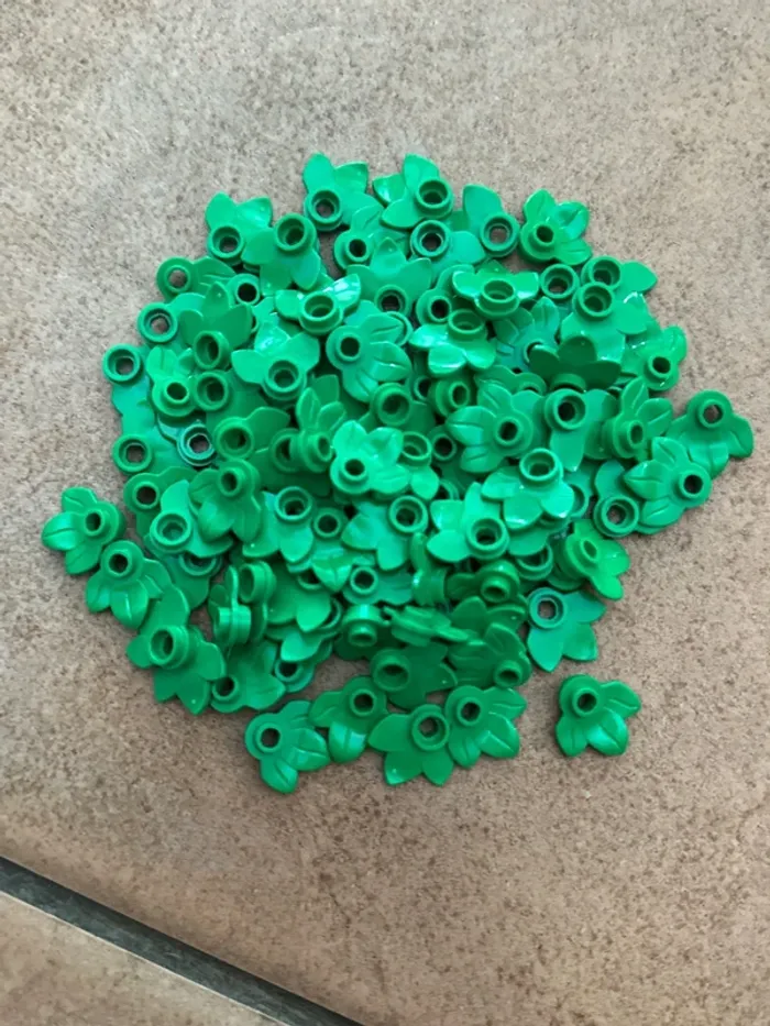 50 Plant Plate Lego , Round 1 x 1 with 3 Layered Leaves ref 32607 Bright Green