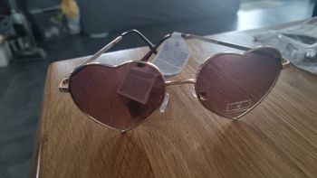 Lunette soleil neuve cœur doré primark