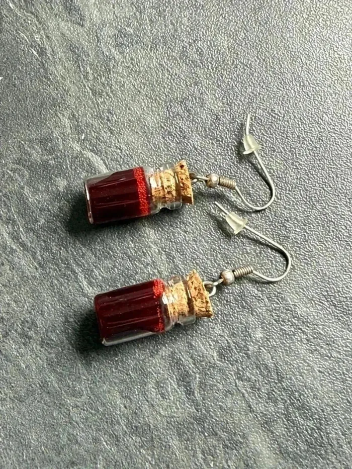 Boucles d’oreilles fiole de faux sang - photo numéro 3