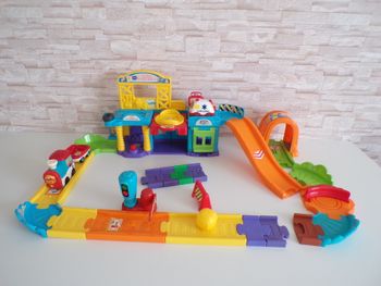 Garage et Circuit de train Tut Tut Bolides