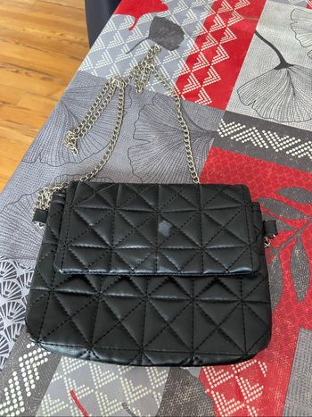 Pochette noir avec chaîne