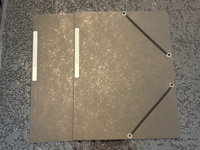 Lot de 2 pochettes en cartons noires