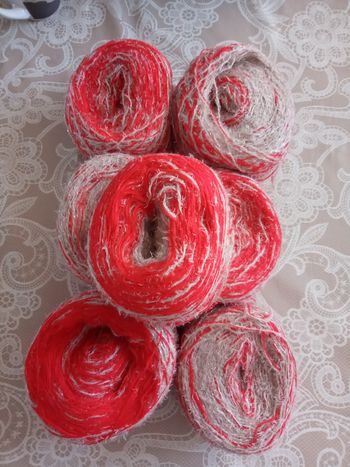 Lot de 7 Pelotes Fantaisies Rouge et Beige très clair effet brillant (500g)