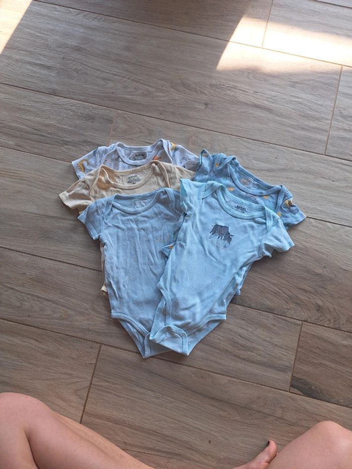 Lot 5 bodies Kiabi 6 mois