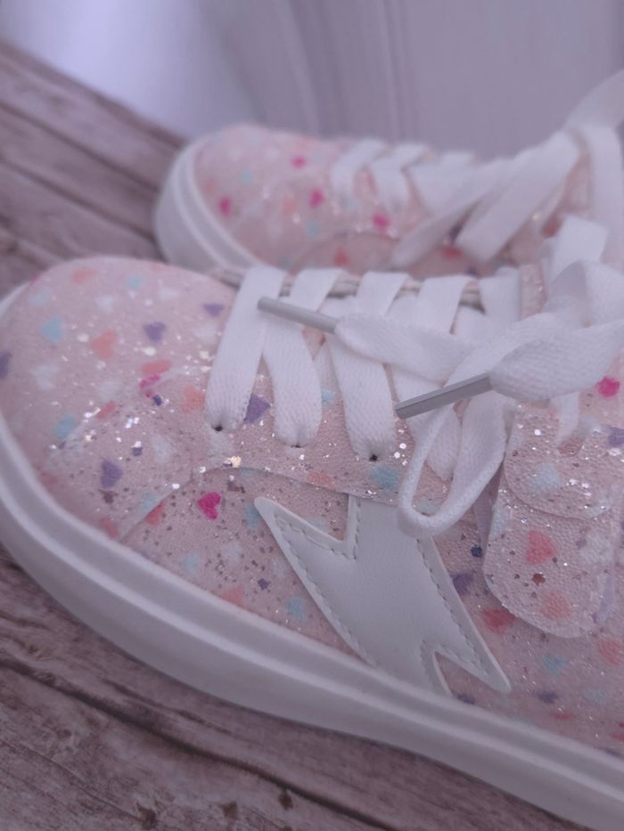 Baskets roses pailletées motifs cœurs - Taille 30 - Neuves - photo numéro 4