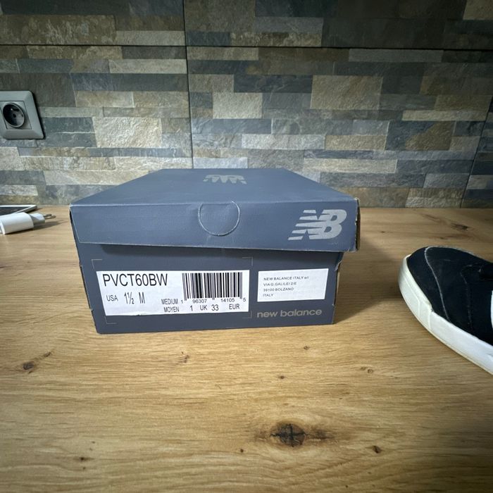 Baskets new balance T33 scratches