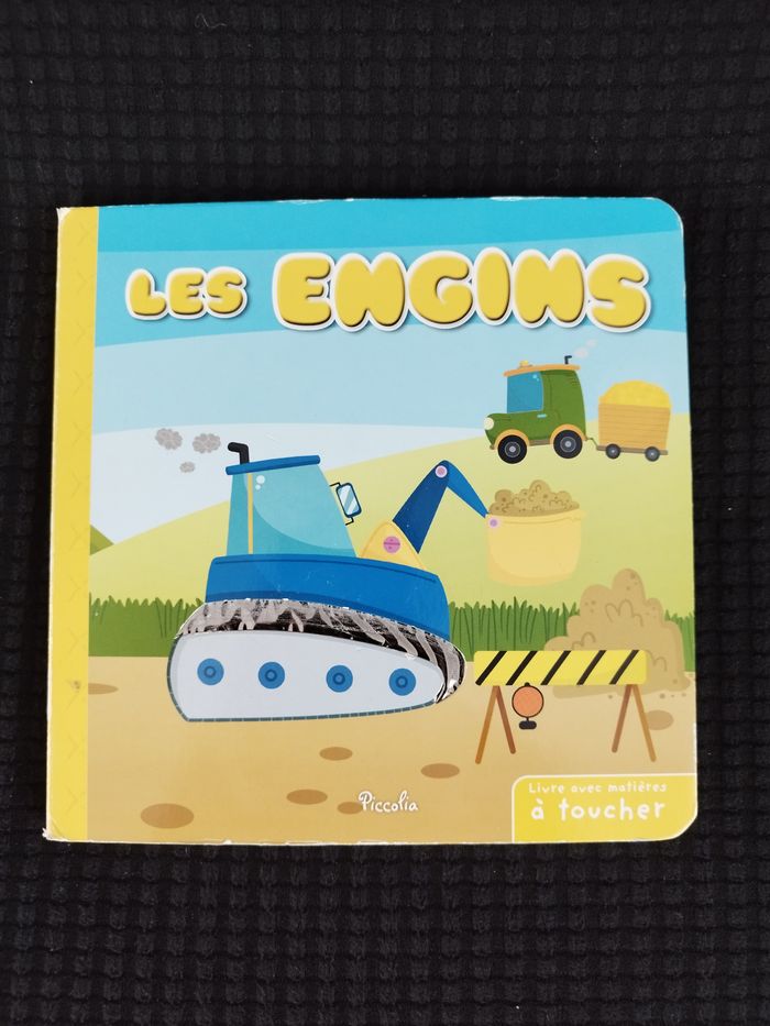 livre cartonné avec matière à toucher Les Engins