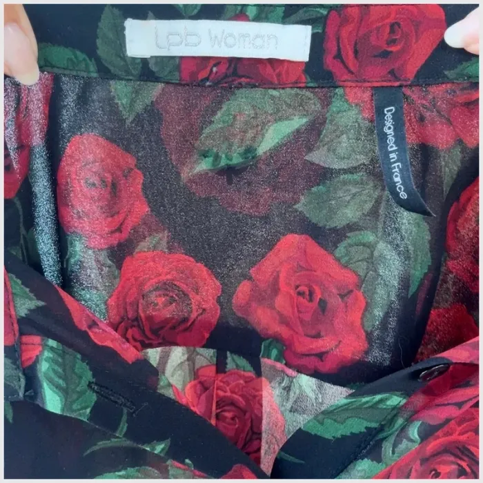 Chemise Les petites Bombes noire et roses rouges S très bon état - photo numéro 4