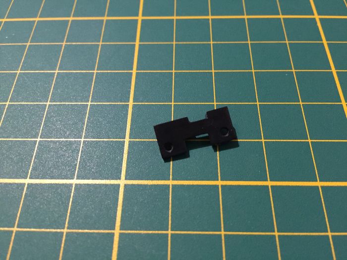 Support de la gâche du capot du moteur 99D N°99 Renault R8 Gordini 1/8 Eaglemoss collections #A67 - photo numéro 2