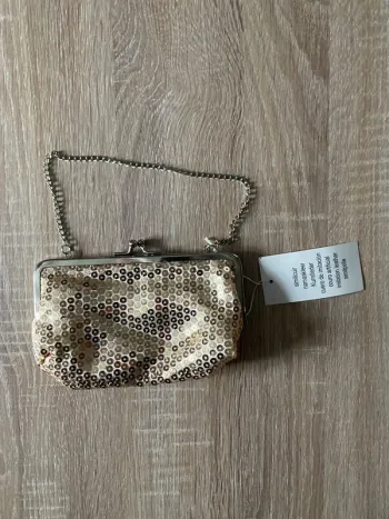 Pochette dorée à sequins