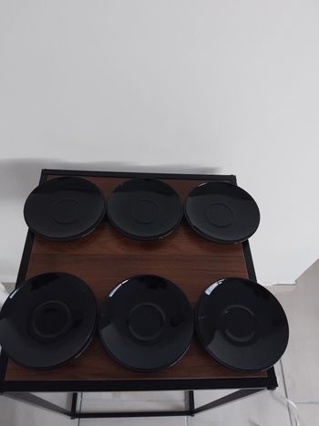 6 sous tasses ou coupelles noires