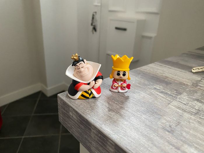 Figurine reine et roi de cœur alice au pays des merveilles disney