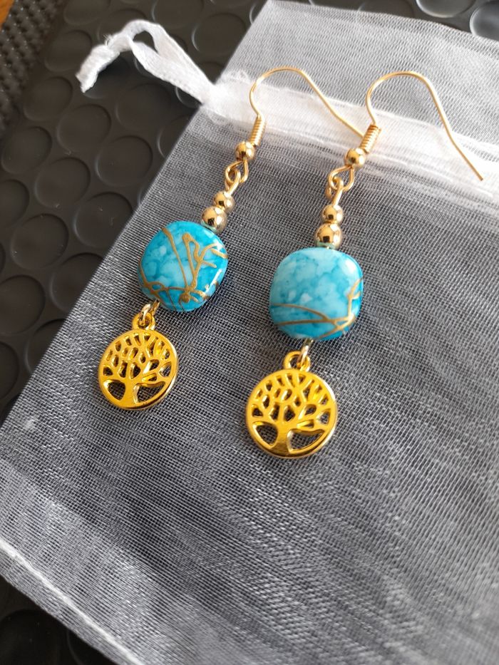 Boucles d'oreilles bleues et arbre de vie doré