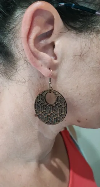 Boucles d'oreille motif en creux en noyer