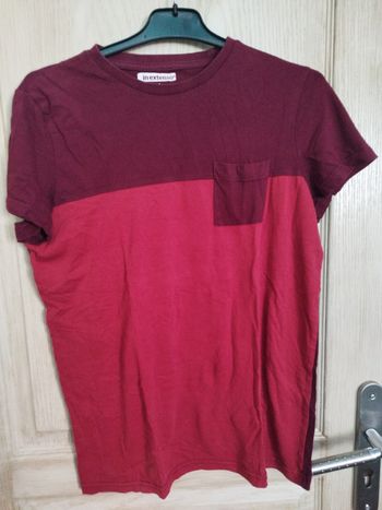 T shirt rouge et bordeaux