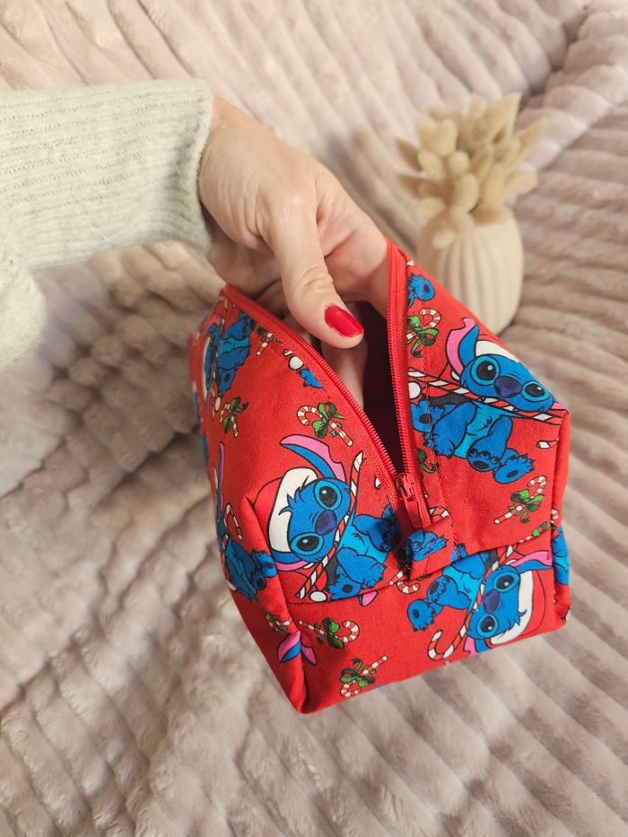 Trousse de toilette / maquillage stitch rouge - photo numéro 3