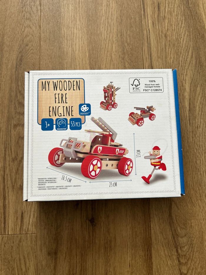 Camion de pompiers en bois