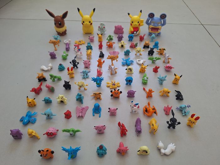 Lot de 96 minis figurines pokemon + 6 plus grandes : pikachu, salameche, bulbizare ...