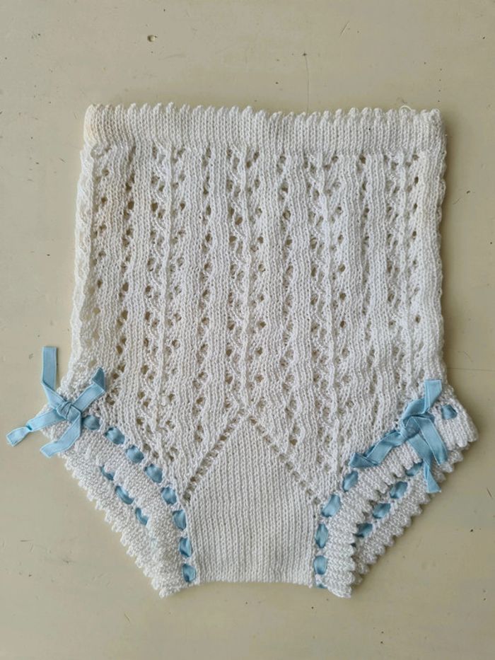 Culotte body brodée blanc avec ruban bleu, idéal bébé garçon 1 mois