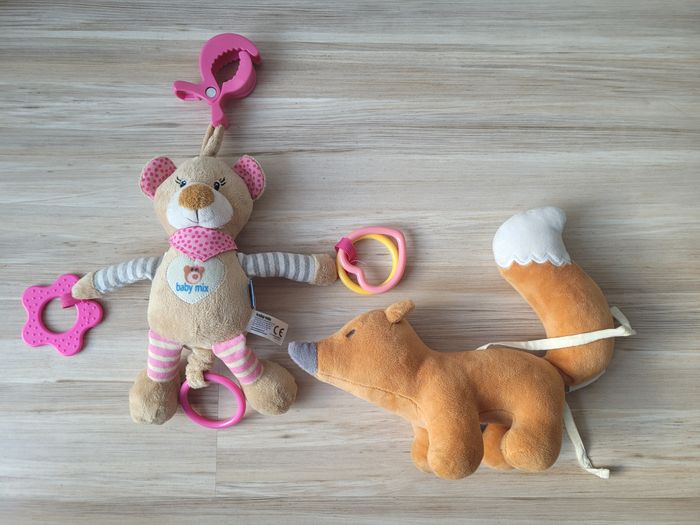 Lot de deux doudous pour bébé.