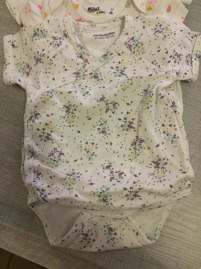 Lot de bodies 6 mois - photo numéro 4