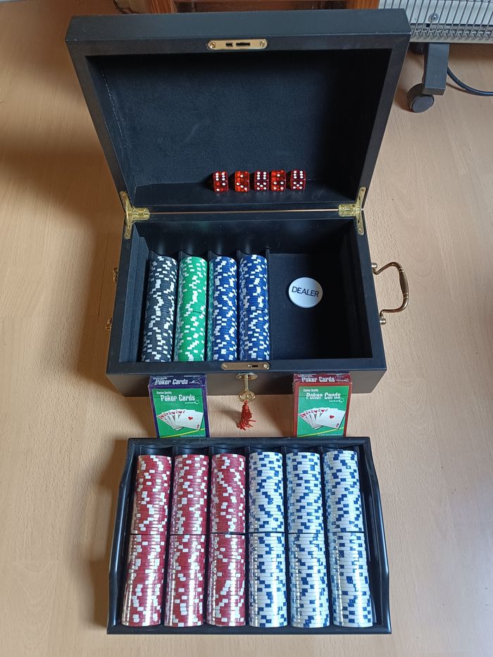 Mallette de Poker Luxe de 500 jetons en Bois laqué Noir avec Jetons Sunshine en Clay de 14,5 gr.