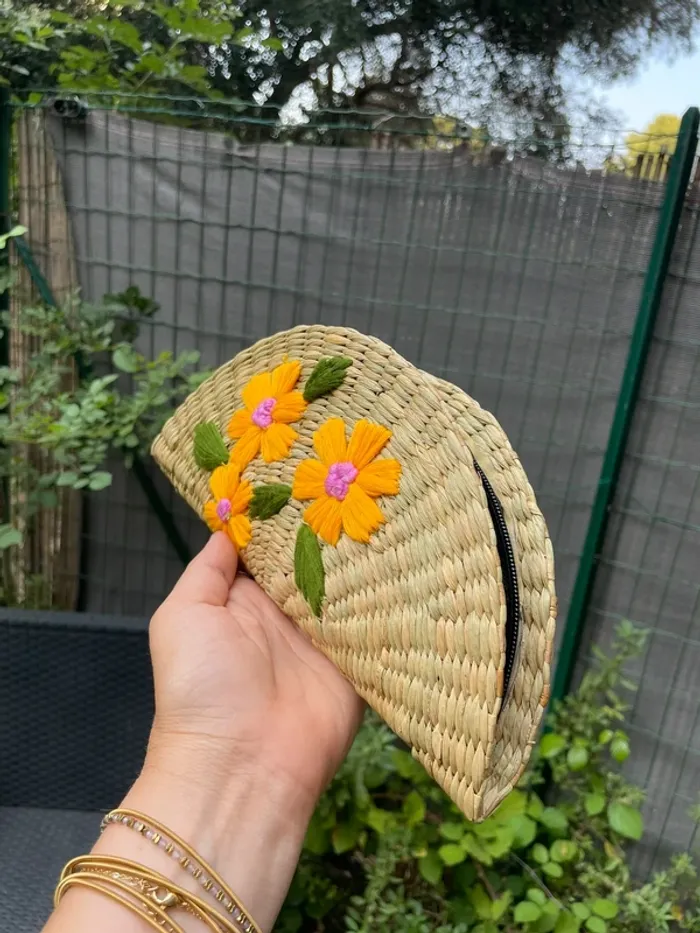 Jolie petite pochette en osier et broderie de fleurs - photo numéro 2