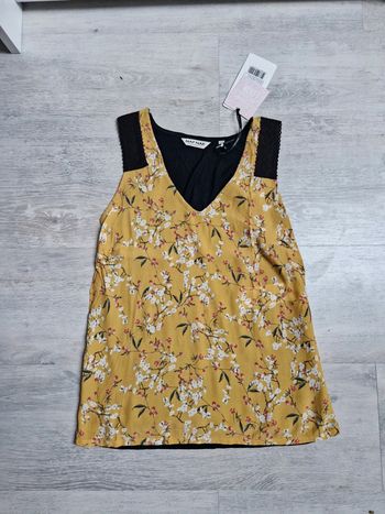 Top Naf naf XS neuf avec étiquette noir et jaune avec fleurs