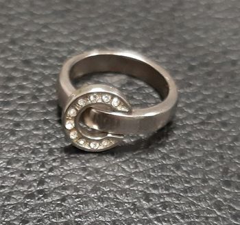 Très jolie bague Fashion avec charm et strass