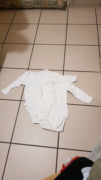 Kot de 2 bodys 24 mois.