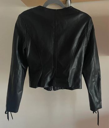 Veste courte et cintrée en simili cuir noir