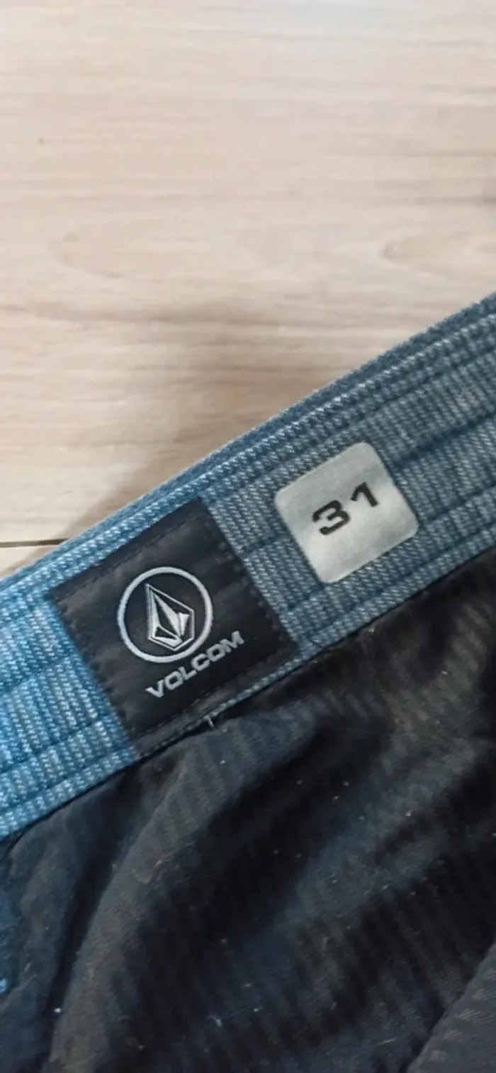 Short volcom taille 31 - photo numéro 3