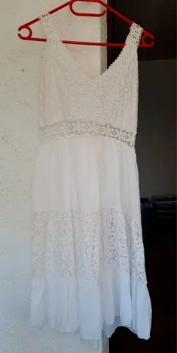 Robe blanche avec broderie