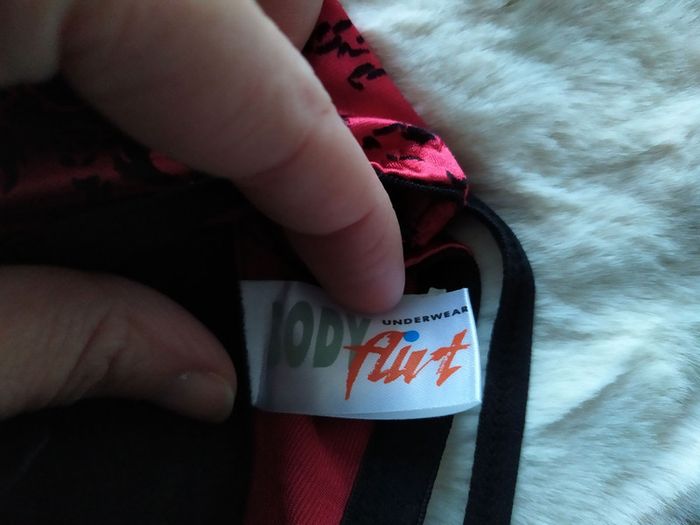 Ensemble Soutien-gorge (bustier) et string rouge et noir - photo numéro 6