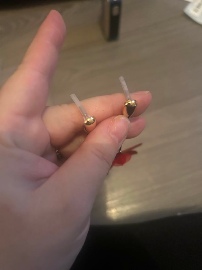 Boucles d’oreilles pendantes NEUVES femme en forme de fleurs couleurs rouge et doré - photo numéro 7