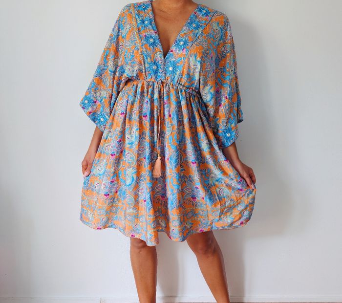 Robe d'été 
Look bohème hippie chic 
Couleur orange bleu 
Imprimé floral oriental 
Style kimono 
Taille 40 L
Très bon état - photo numéro 3