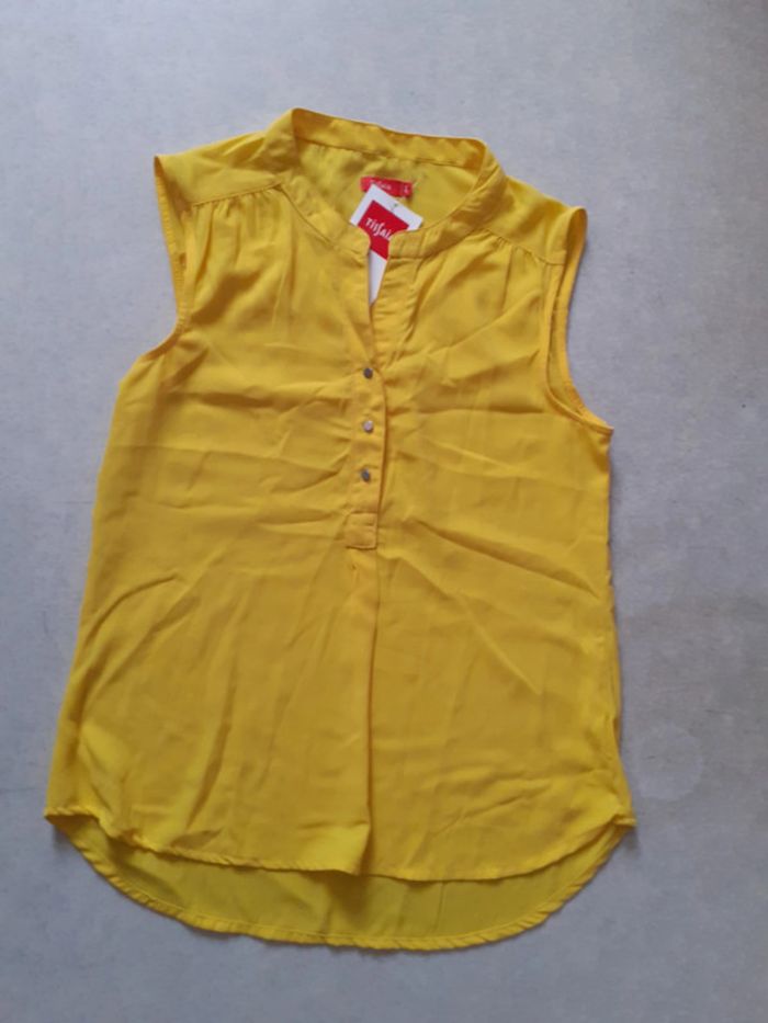 Chemisier jaune sans manches